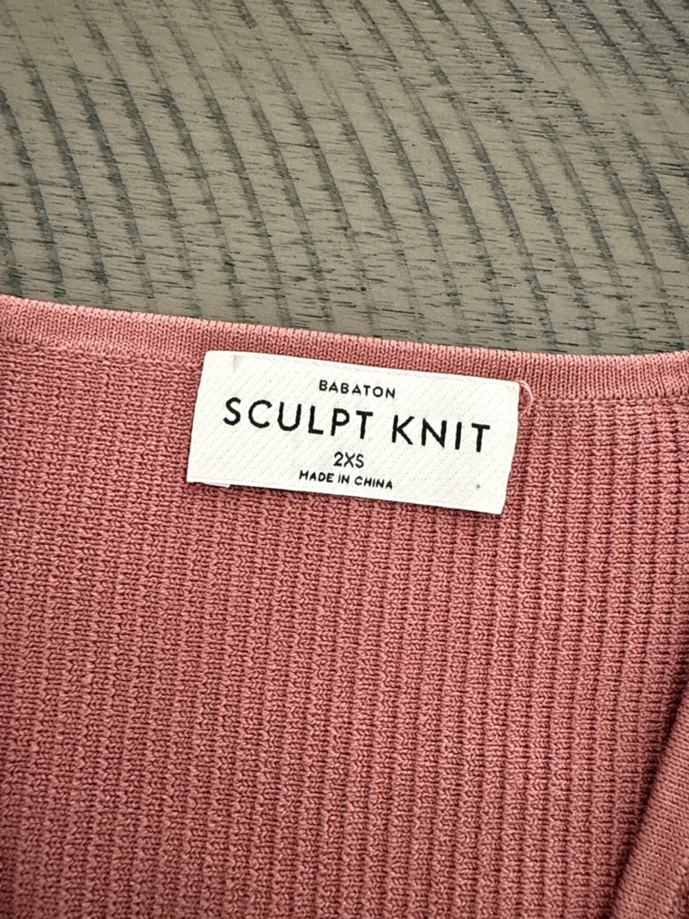 Aritzia Sculpt Knit Ribbed V-Neck Crop Top - Dusty Rose - Picture 2 of 3